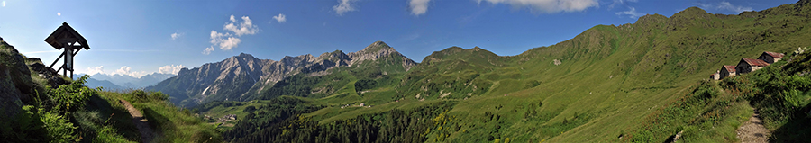 Dal sent. 101 alle Baite Fontanini in salita al Passo di Tartano vista sulla conca di San Simone e Baita del camoscio